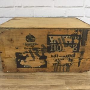 Exclusiva caja de madera Whisky White Horse circa 1930 con sello proveedor Casa Real inglesa sellada y numerada transporte barcos de vapor medidas anglosajonas