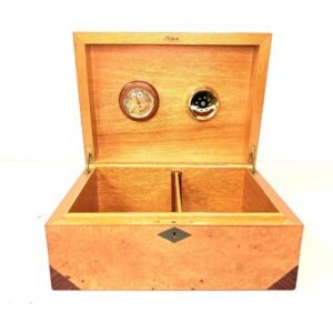 Caja de cedro higrometrica de puros by O. Henriquez joyeros 1990’s