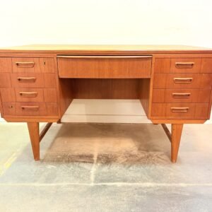 Escritorio danés midcentury by Ib Kofod Larsen 1960’s en madera de teca