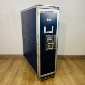 Antiguo carro de avión de las SAS Scandinavian Airlanes 1980’s