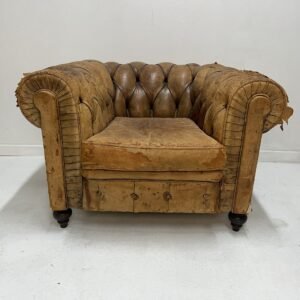 Sillón Club Chesterfield Royal Gainsborough en cuero whisky de Halo circa 1930’s
