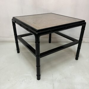 Mesa “Indho” en bambú ebone y rejilla de enea 1960’s 60x60x50 cm