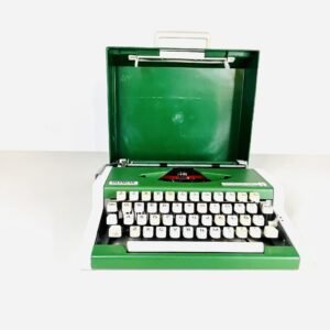 Máquina de escribir Olympia Green Traveller Deluxe S Alemania Occidental 1978