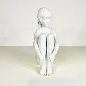 La mujer sentada de porcelana biscuit AK Kaiser by Wolfgang Gawantka modelo 568 Alemania Oeste 1970’s 24 cm