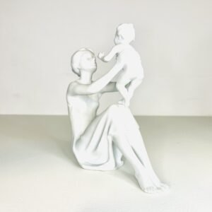 La madre y el niño en porcelana biscuit de AK Kaiser by Wolfgang Gawantka modelo 398 Alemania del Oeste 1970’s 24 cm