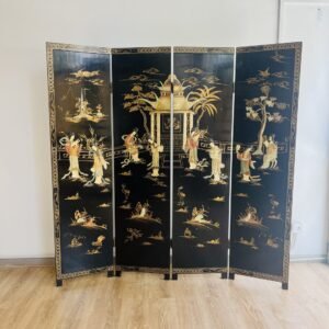 Coromandel Chinoisserie en laca Kuan Cai e incrustaciones de marfil, nácar jade y minerales China 1950’s 180x183 cm