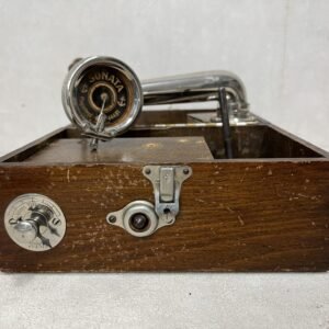 Antiguo gramófono portátil Thorens Sonata Suiza circa 1920’s. Casa fundada en 1883