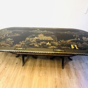 Exclusiva mesa de comedor Chinoisserie en laca Kuan Cai e incrustaciones de marfil, nácar jade y minerales 1950’s