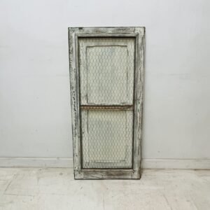Antiguo ventanal con portalon en malla de gallinero ppos S.XX 50x110 cm