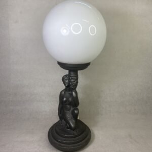 Lámpara “Muse” by Vives Vidal Barcelona España 1980’s en hierro colado y opalina 42 cm