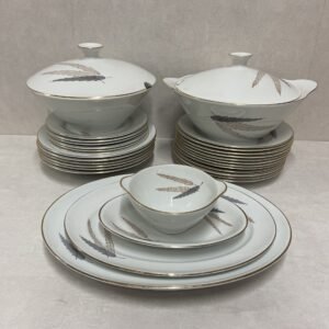 Vajilla de 6 pax y 30 piezas “ Da Camelia” by Royal China Vigo en porcelana gina y borde de hilo dorado España 1970’s