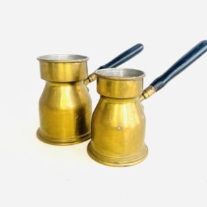 Pareja de antiguas chocolateras en latón y mango de baquelita