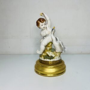 El Ángel y la Oca en porcelana fina de Algora España 1970’s 28 cm base pan de oro