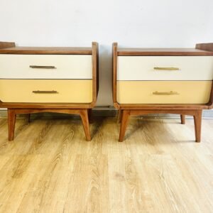 Mesas de noche escandinava midcentury by Axel Larsson Linje en madera de teca Suecia 1950’s