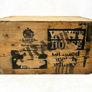 Exclusiva caja de madera Whisky White Horse circa 1930 con sello proveedor Casa Real inglesa sellada y numerada transporte barcos de vapor medidas anglosajonas