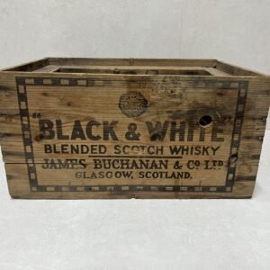Antigua caja de Whisky Black&White by James Buchanan Glasgow-Escocia 1920’s