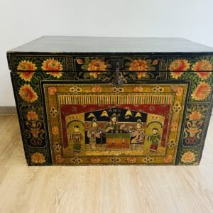 Antiguo baúl de ópera chino con ilustraciones mandarinas principios S.XX 88x57x57 cm